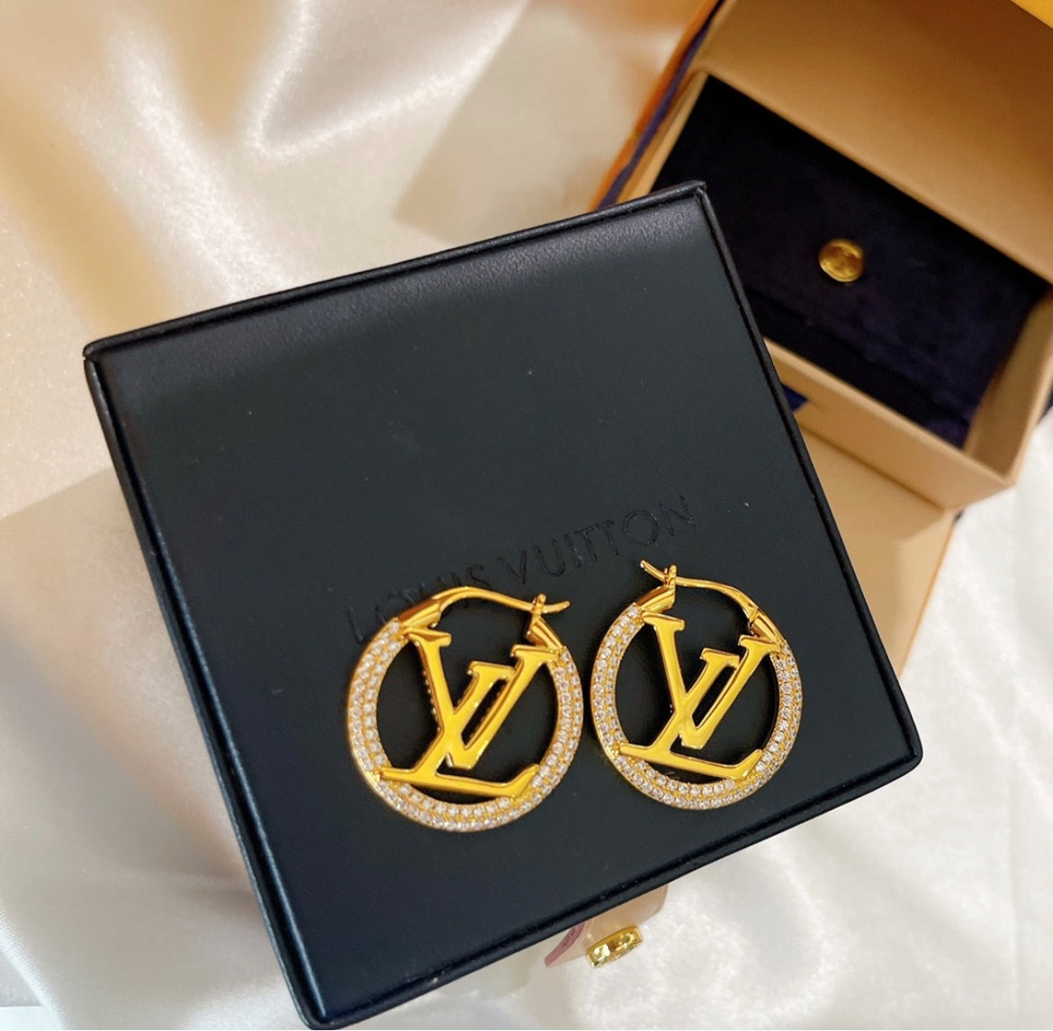 Louis V woman earring