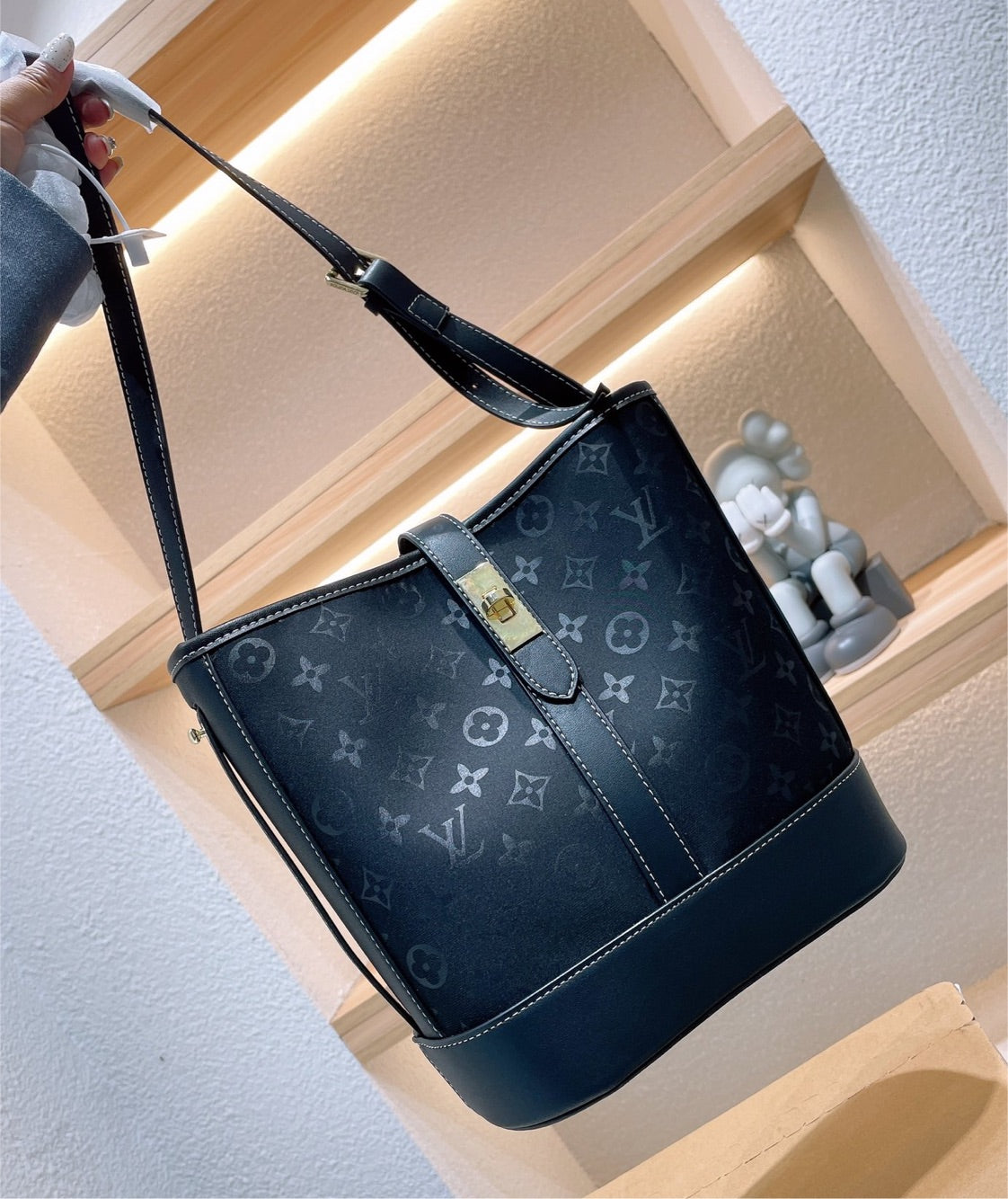 Woman Black LV shoulder handbag