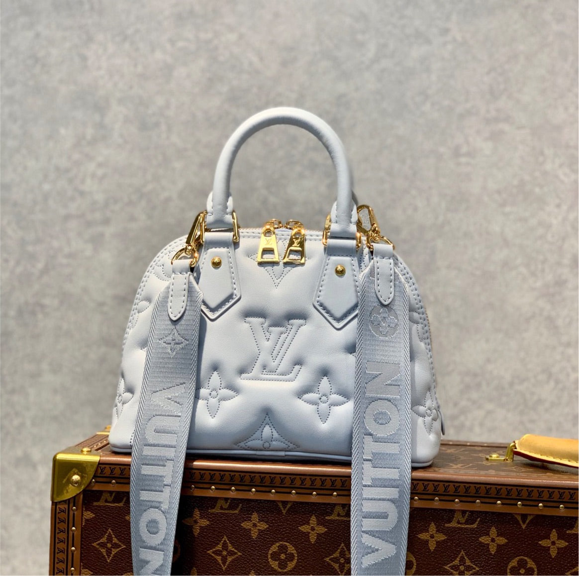 LV woman shoulder handbag