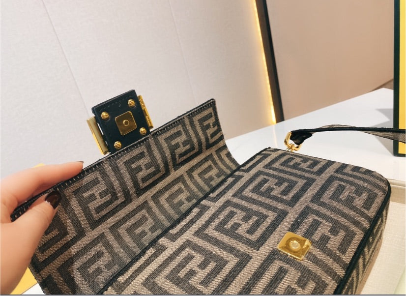 Fendi woman shoulder handbag