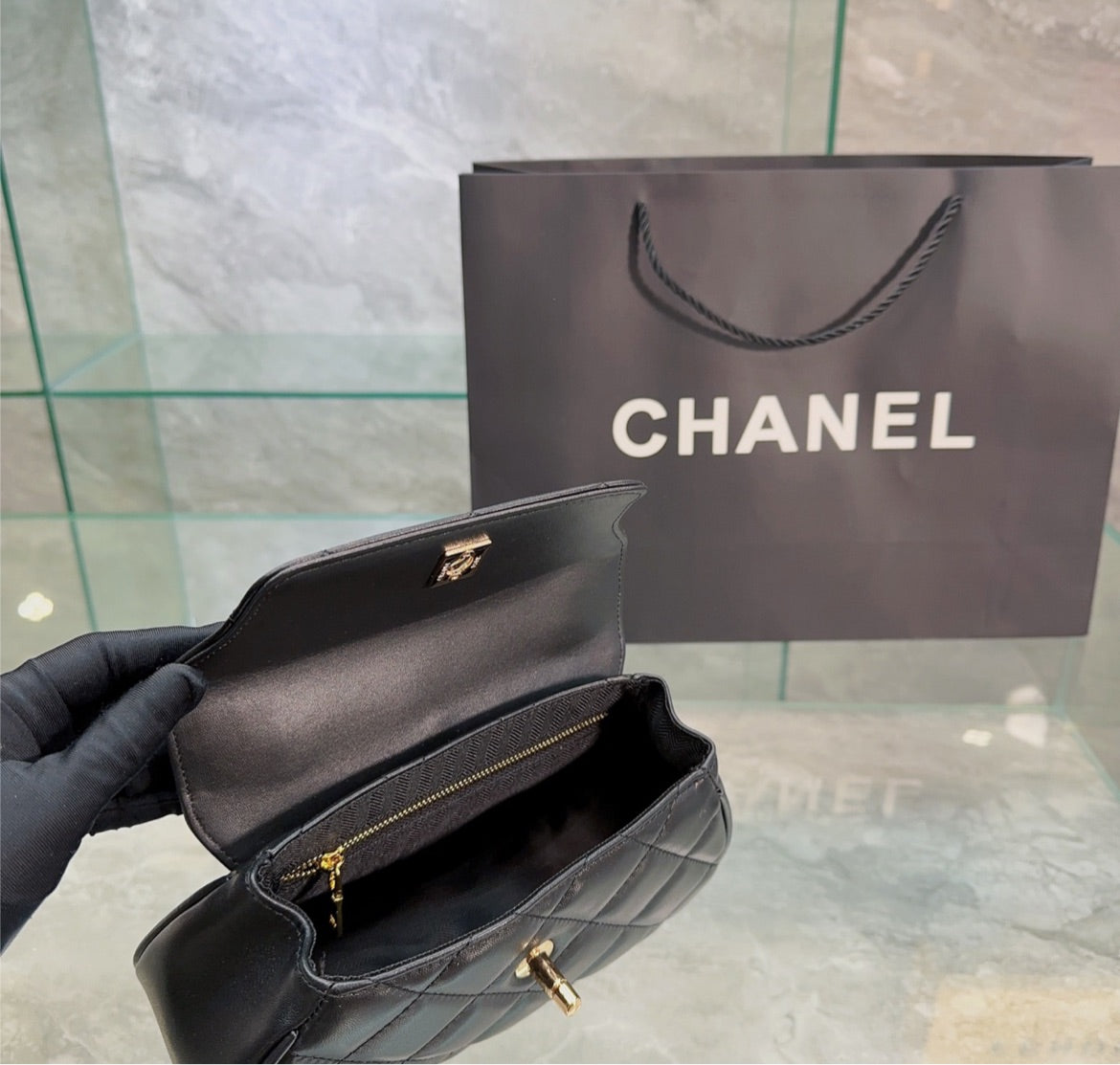 New Chanel woman blk bag