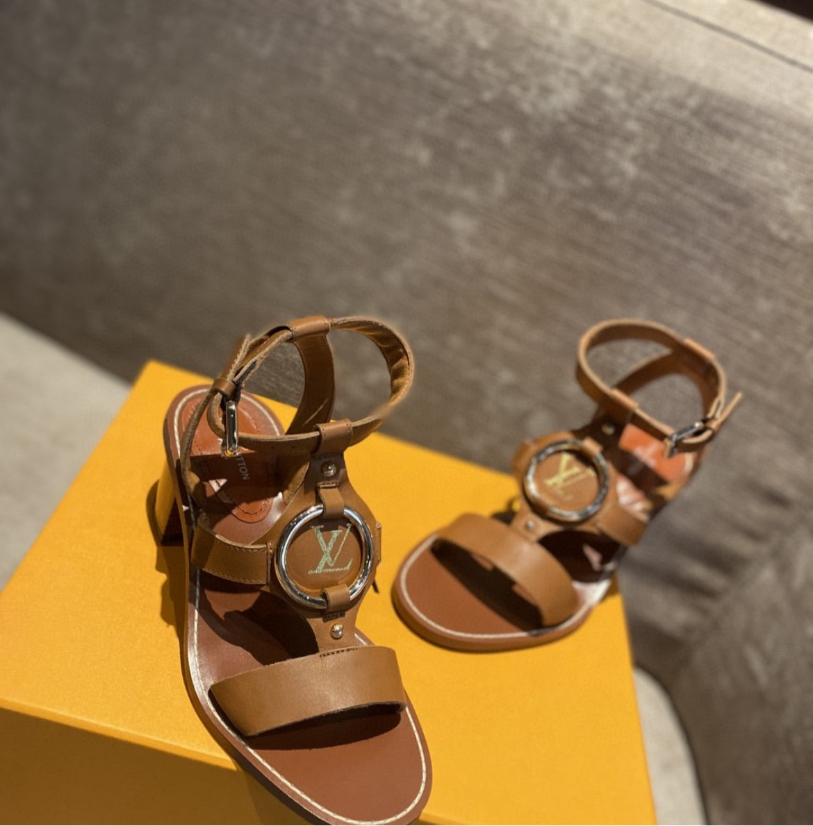 LV woman low heel sandal