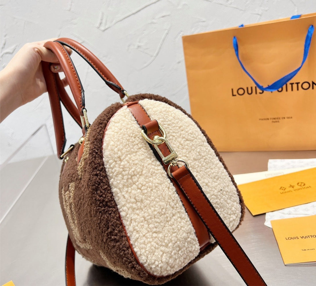 woman new LV shoulder handbag