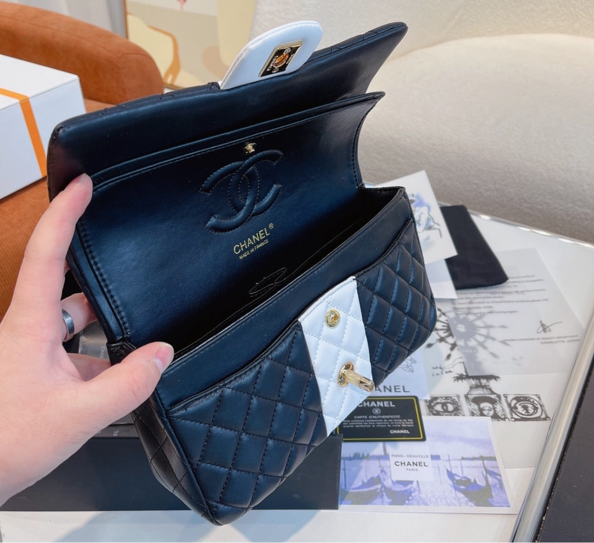 Black/white Chanel woman shoulder bag