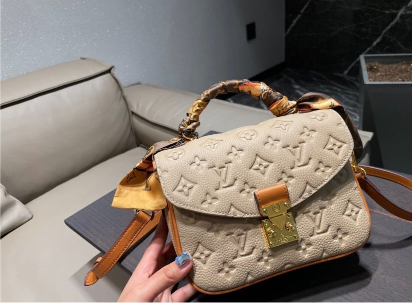 Woman LV crossbody handbag