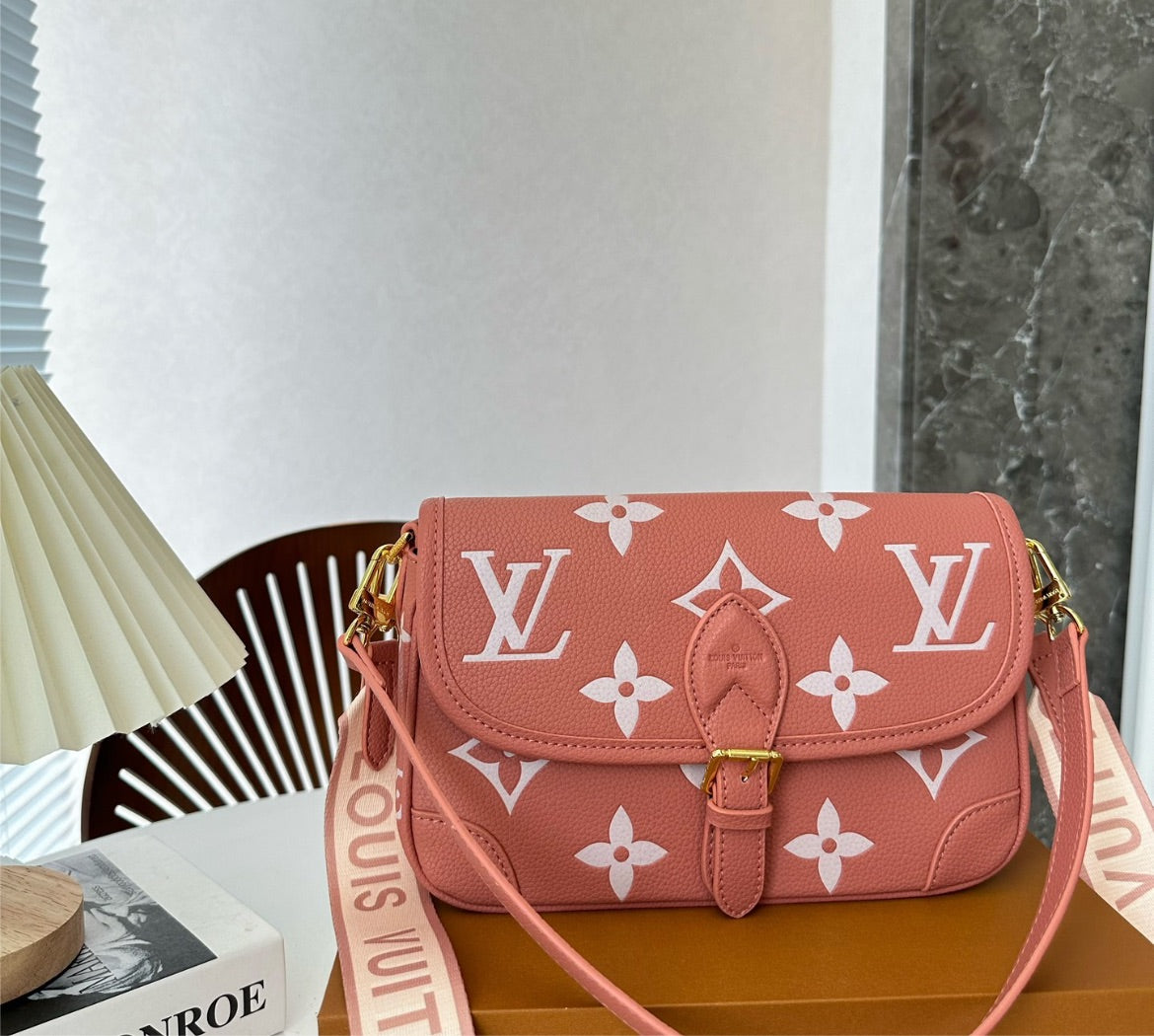 Woman leather new LV shoulder handbag