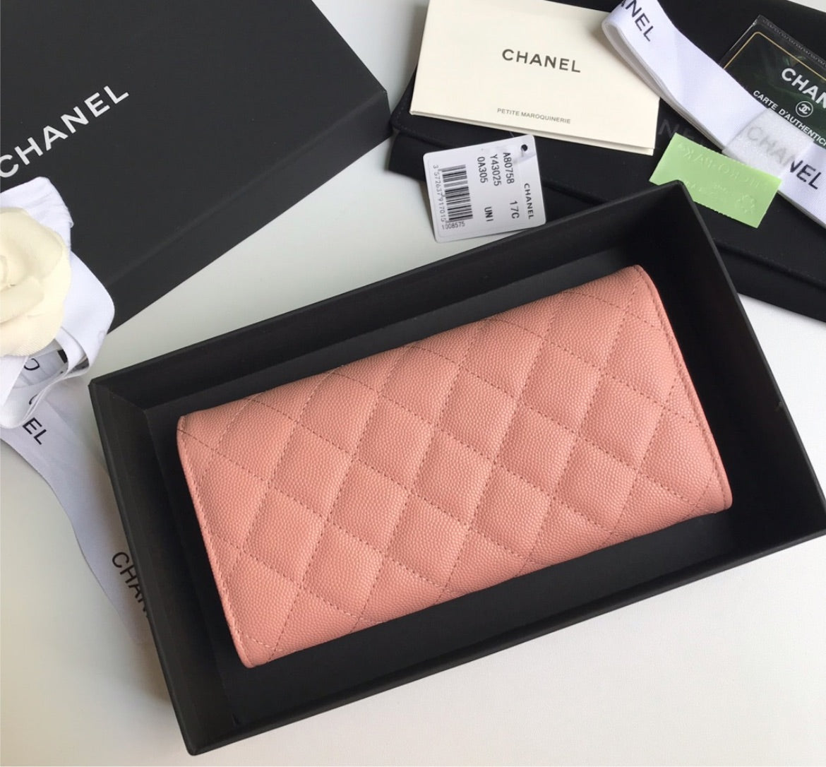 Woman new Chanel wallet