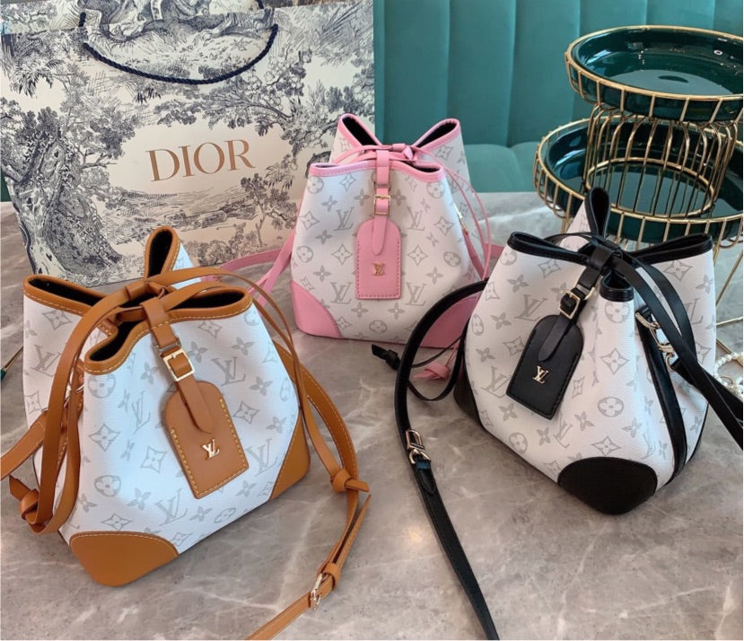 LOUIS V woman shoulder handbag