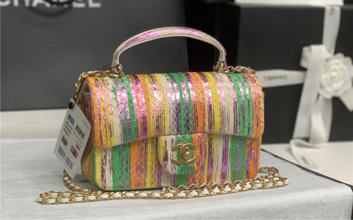 New woman Chanel shoulder handbag