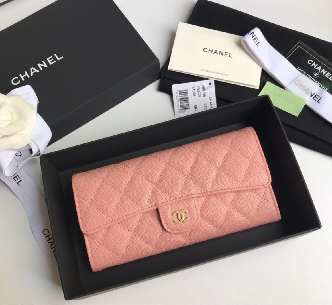 Woman new Chanel wallet