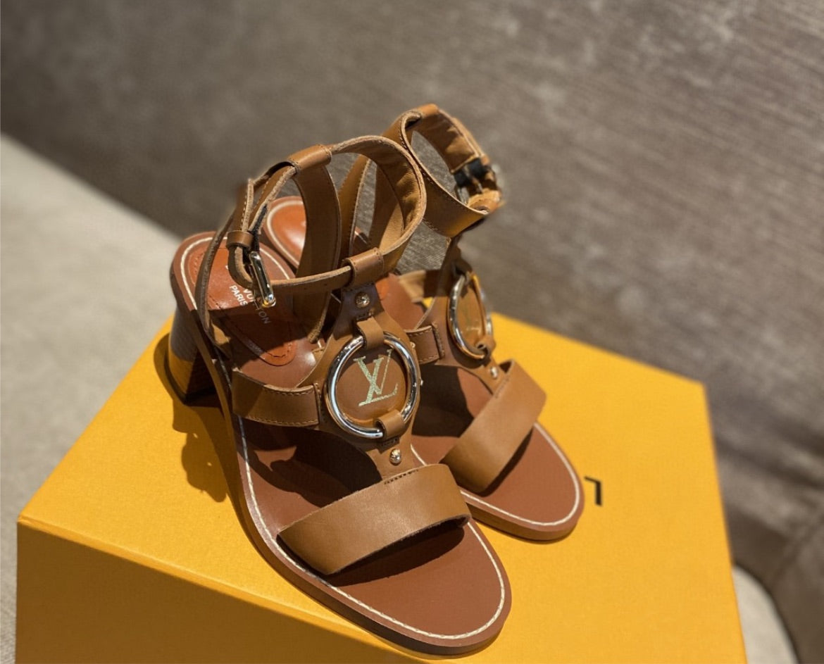 LV woman low heel sandal