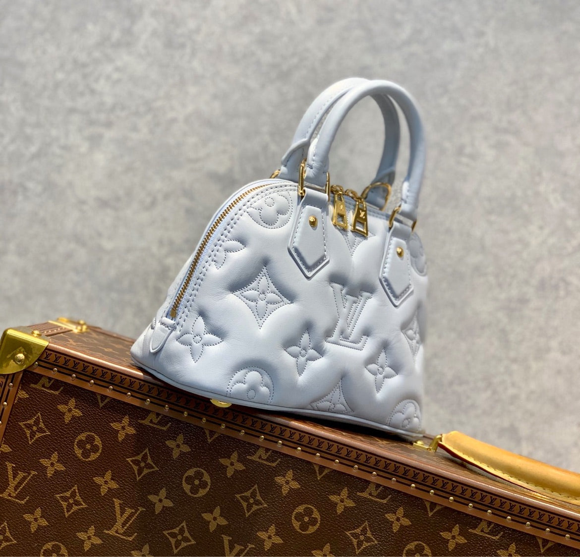 LV woman shoulder handbag