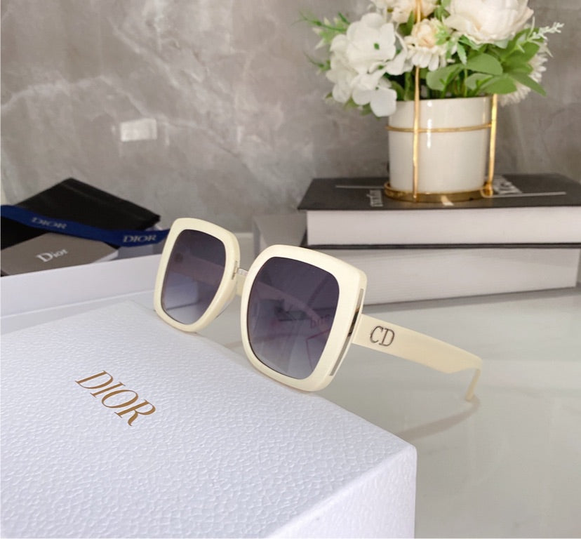 Woman Dior sunglasses