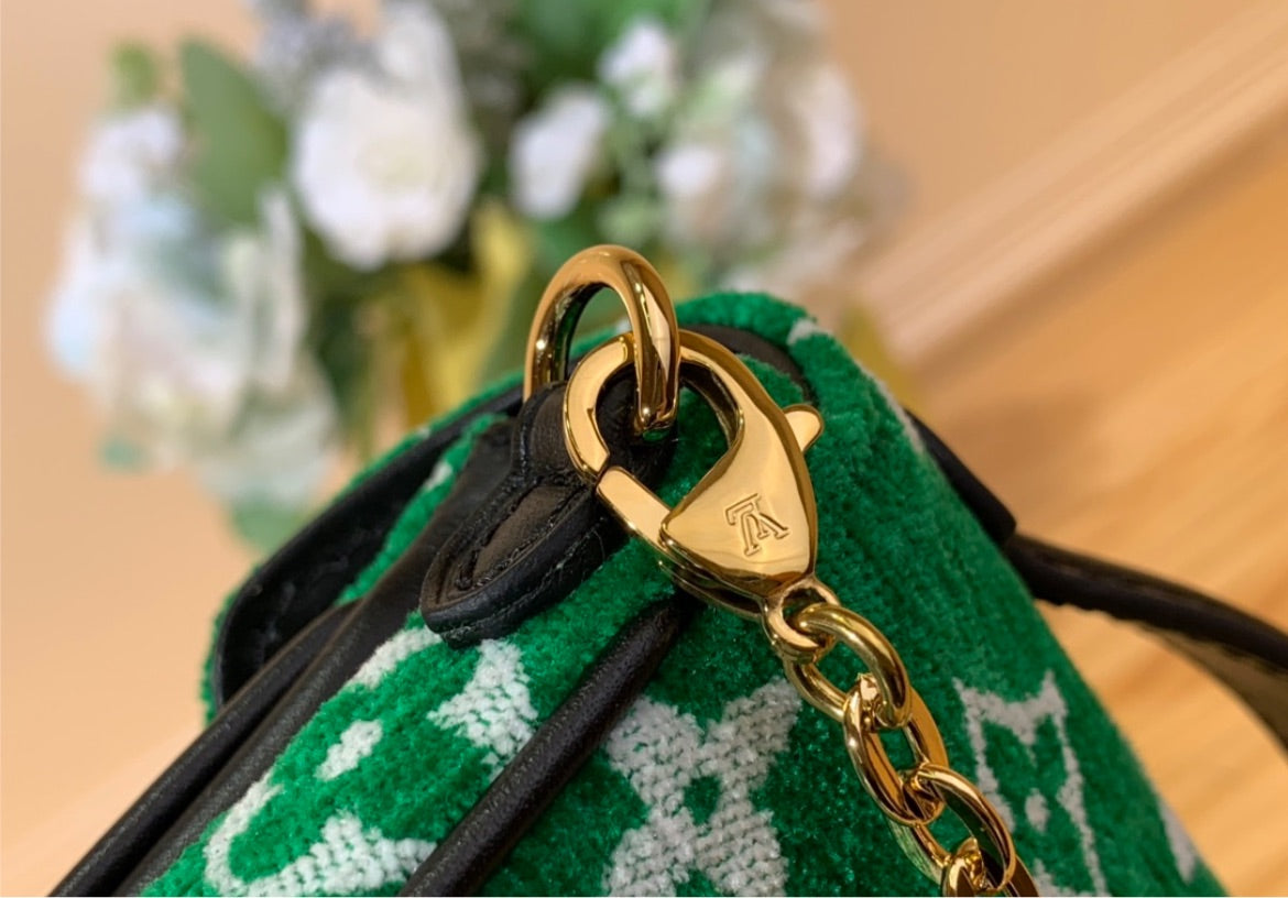 New LV woman crossbody / shoulder bag