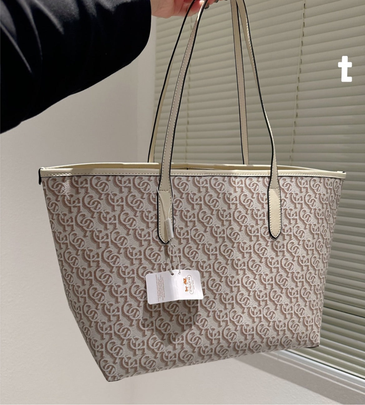 New woman coach Shoulder bag