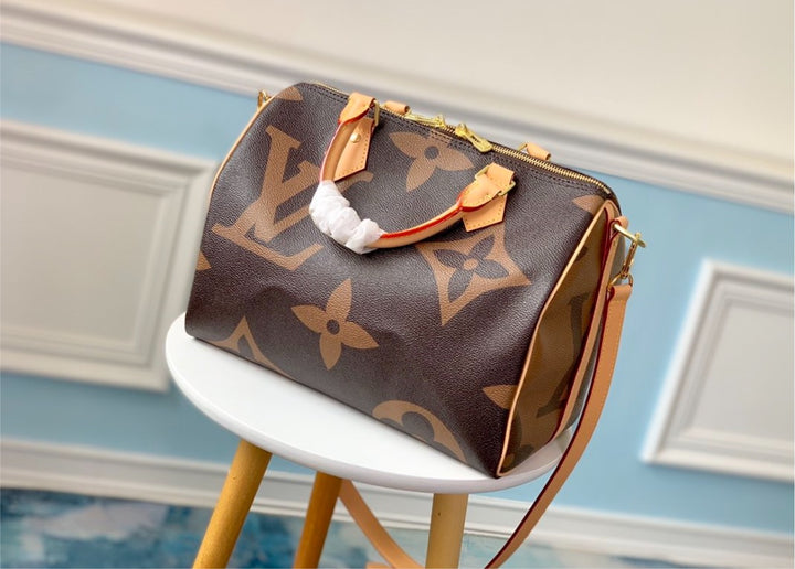 LV speedy woman shoulder handbag