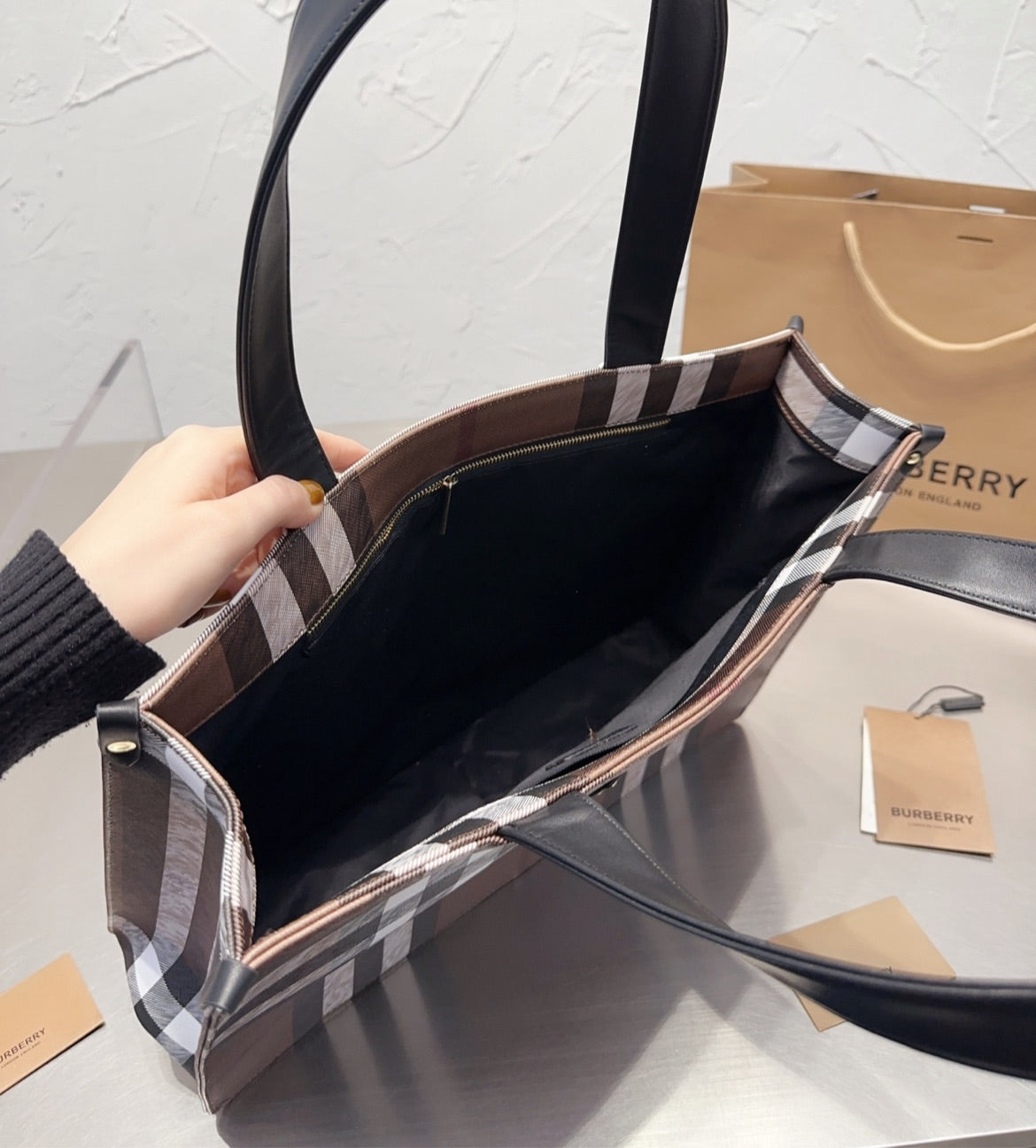 Large Burberry woman shoulder bag