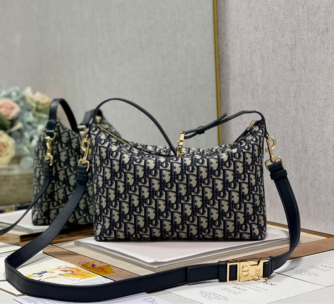 Woman new Dior shoulder handbag