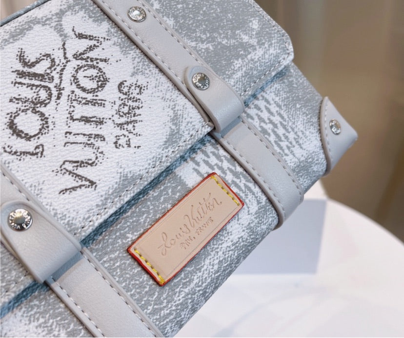 LV ladies Pouch / Bag