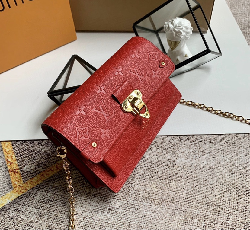 Woman LV crossbody/handbag