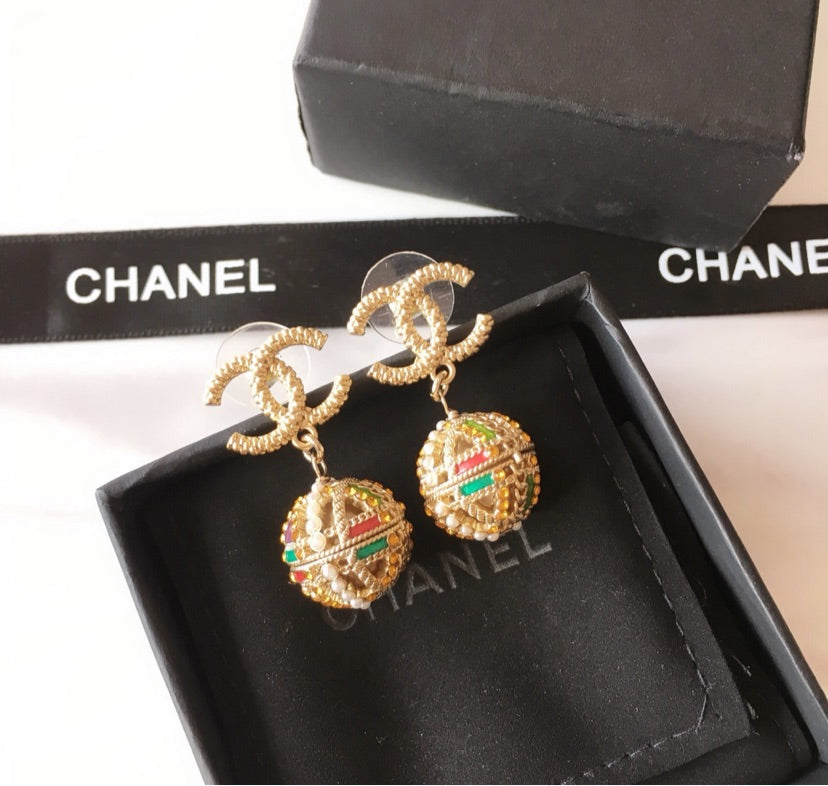 Chanel ball woman earrings