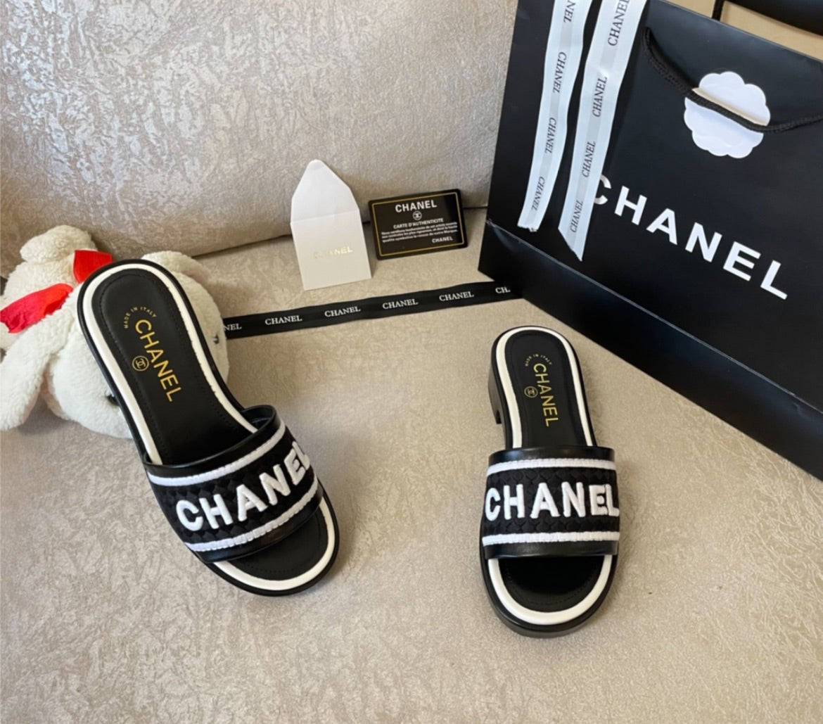 New Chanel woman sandal /slide