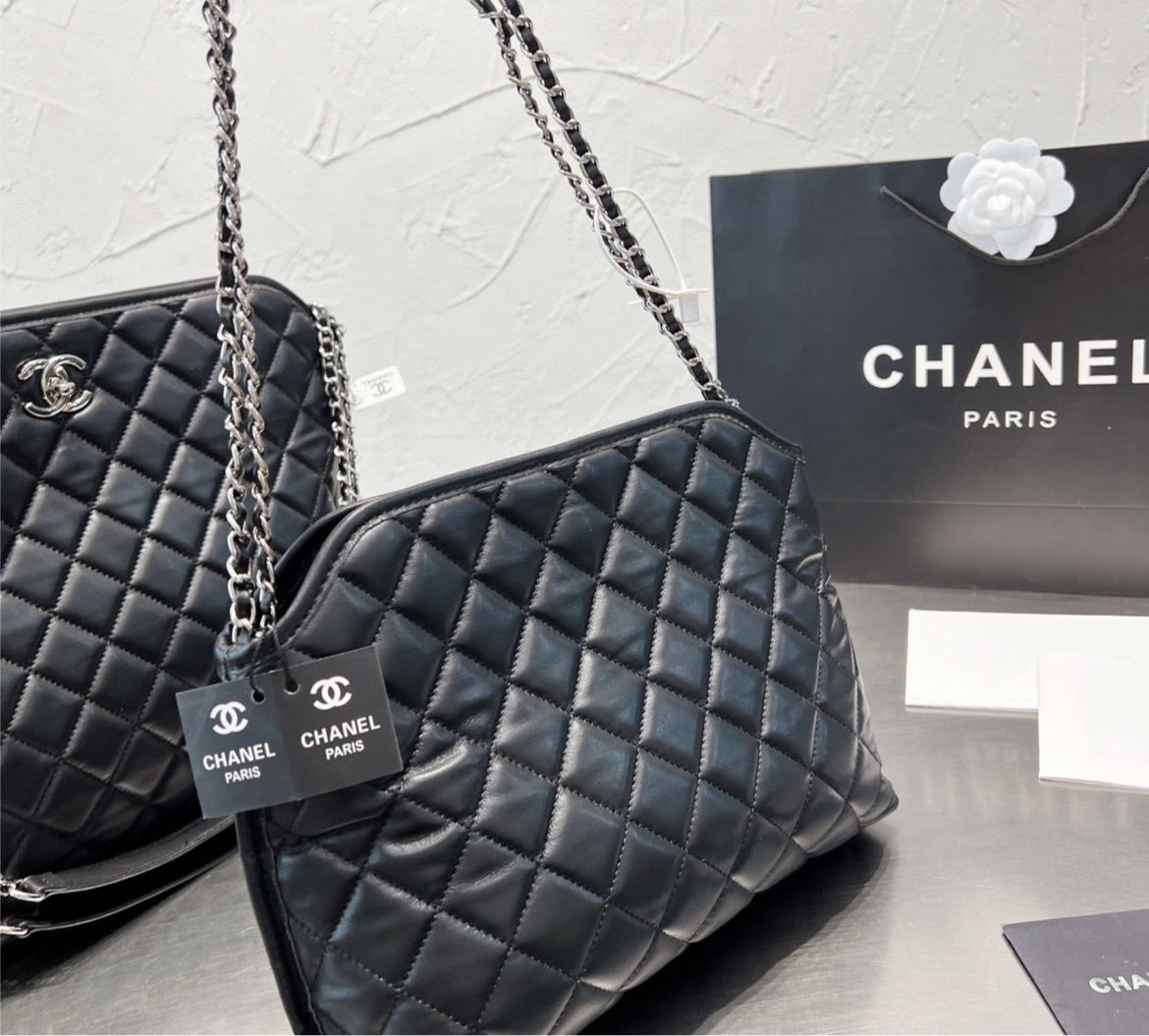 Woman Chanel shoulder handbag