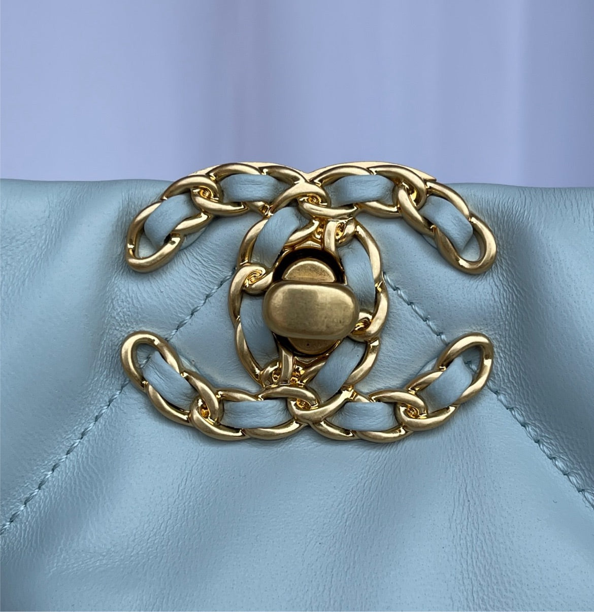 Soft leather Chanel woman shoulder handbag