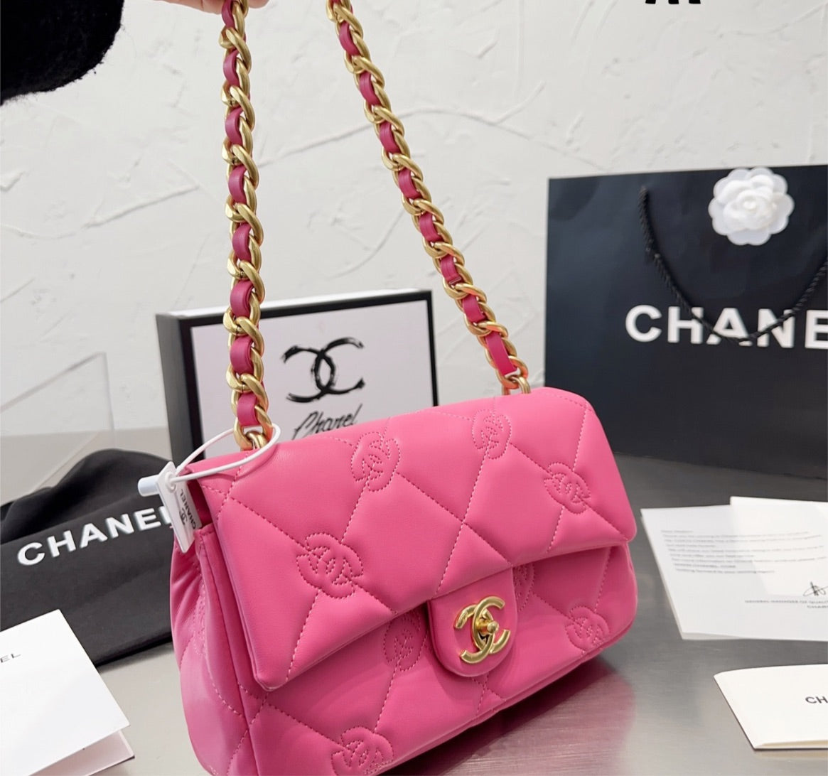 Woman Chanel ( CC) shoulder bag