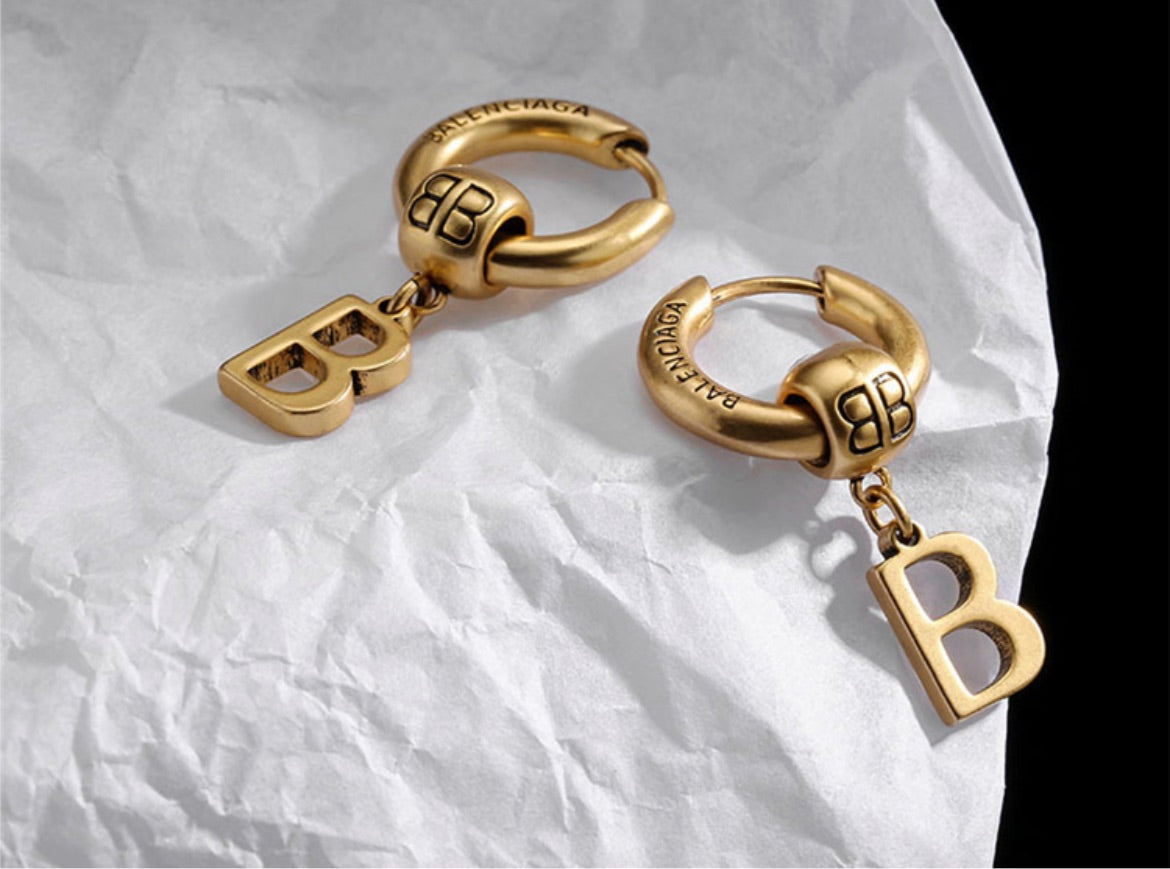 Balenciaga woman earring