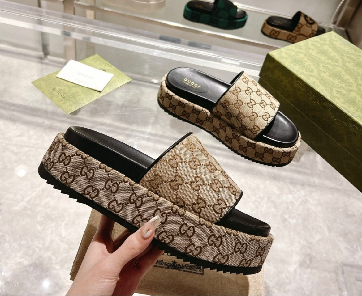 Woman Gucci sandal/slides