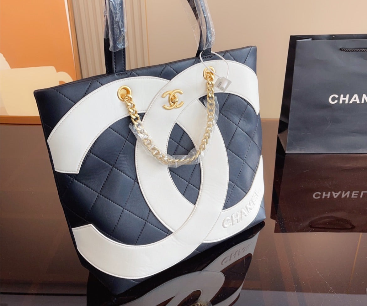 Woman new Chanel shoulder bag