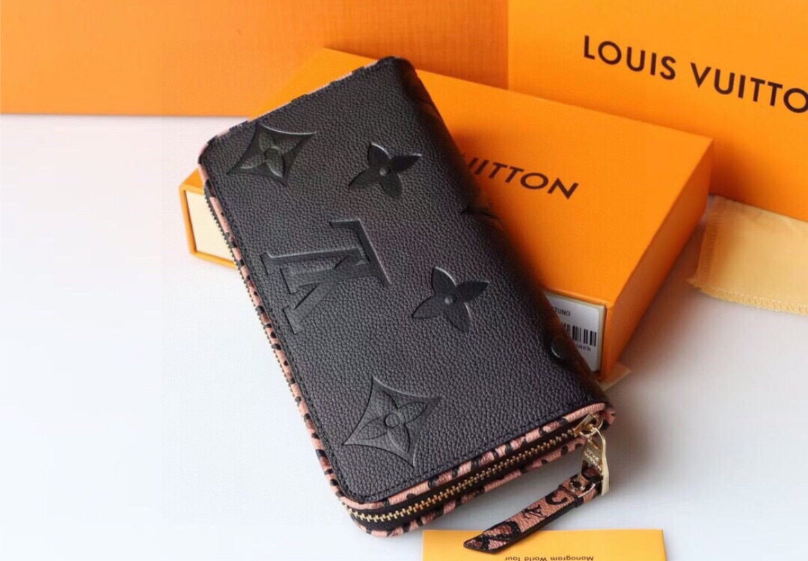 LV woman wallet