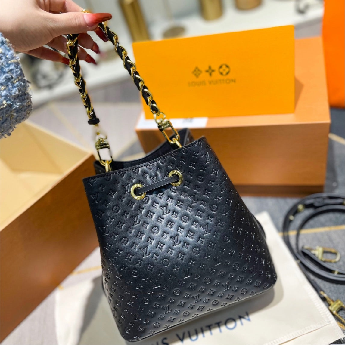 Louis V woman shoulder handbag