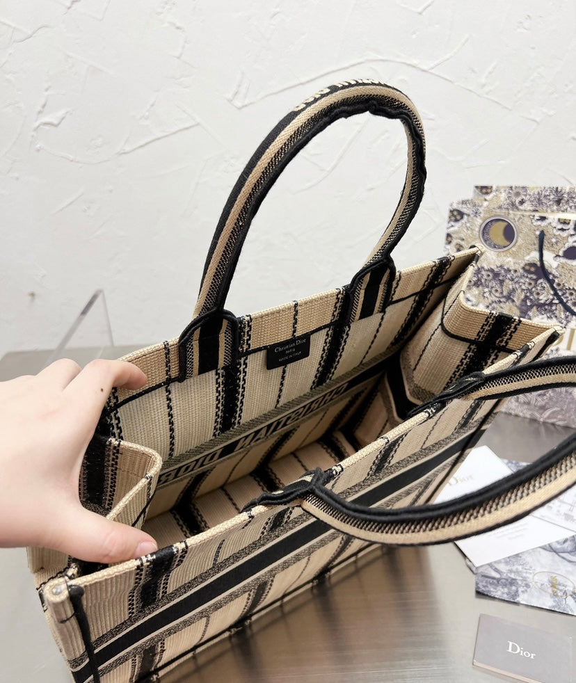 Woman Dior handbag