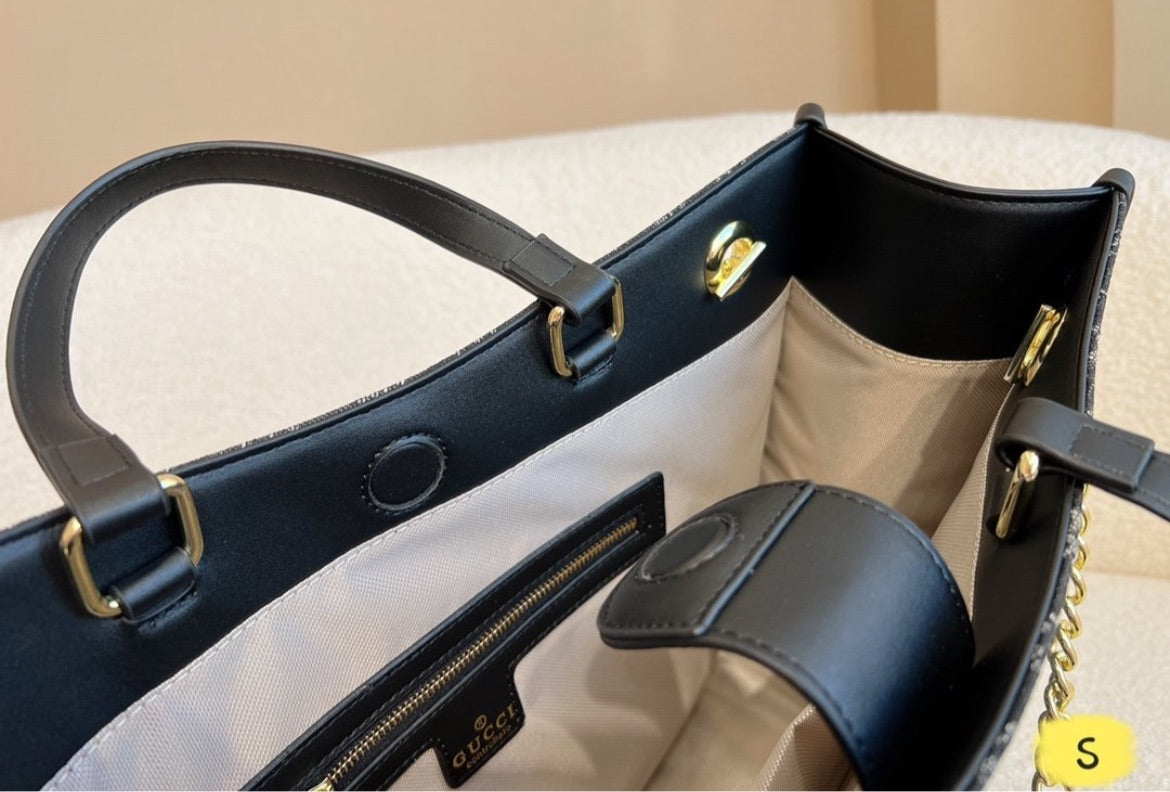 Large Woman Gucci shoulder bag