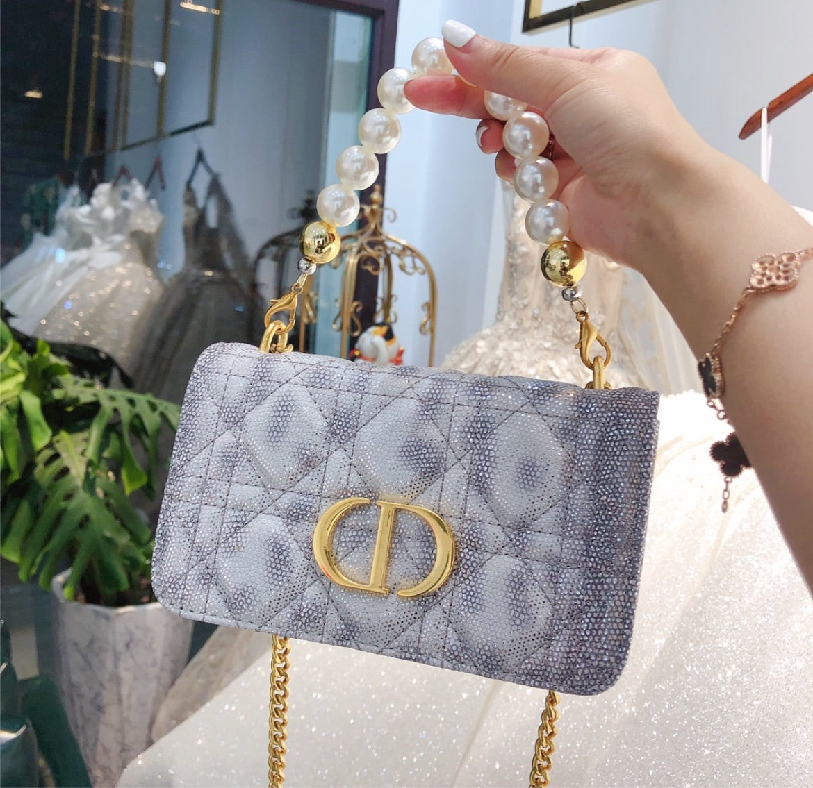 New woman Dior pearl shoulder handbag