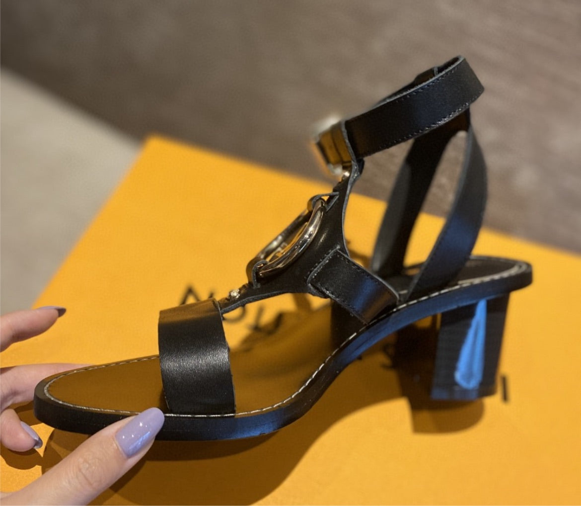 LV woman low heel sandal