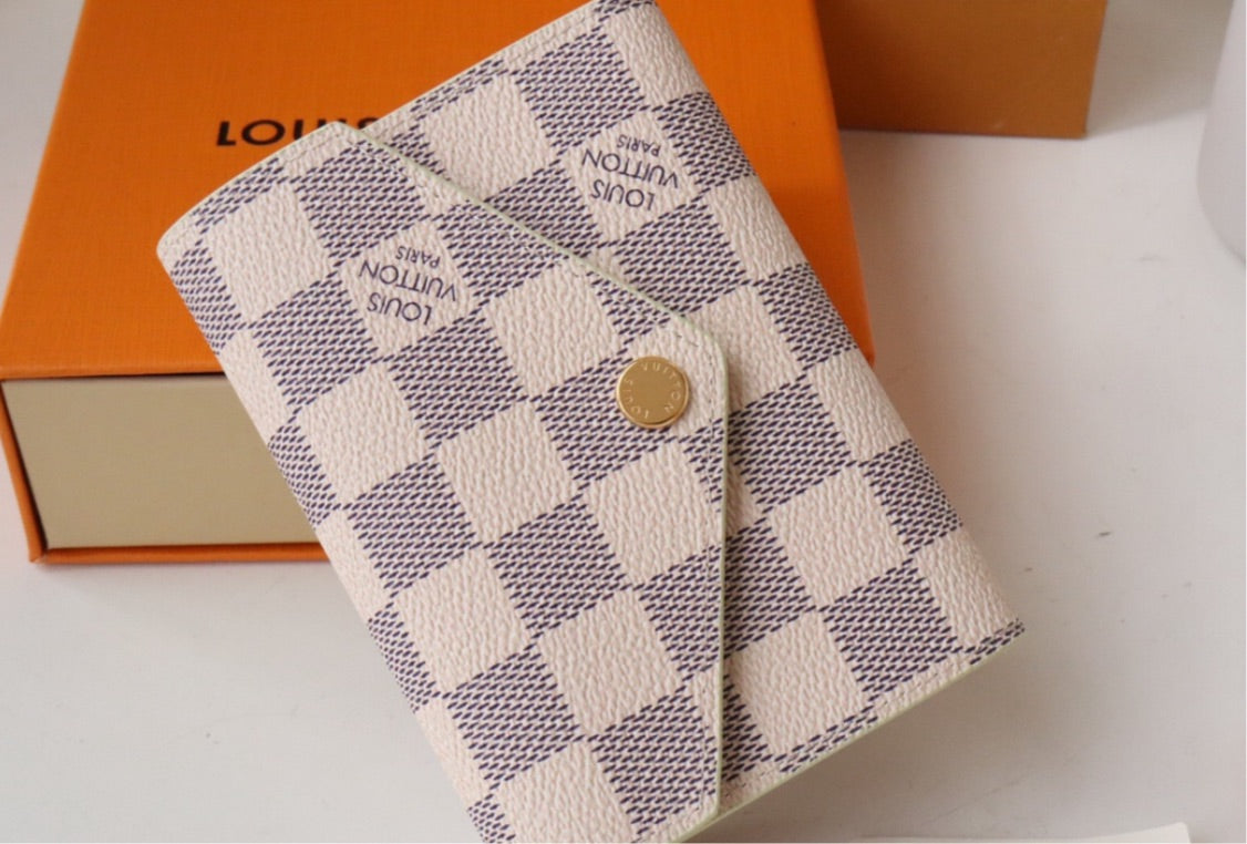 LV woman wallet