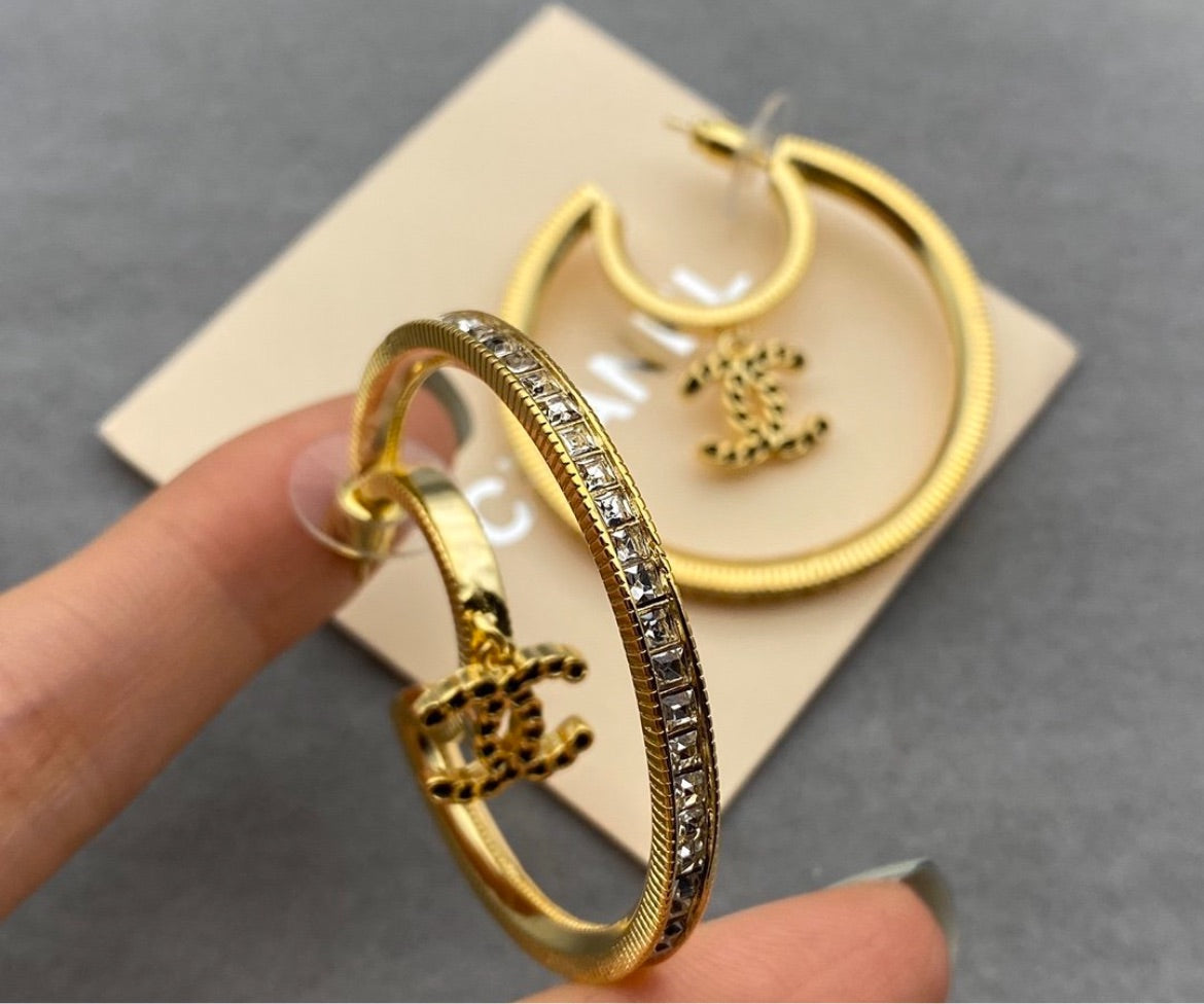 New Chanel woman earring
