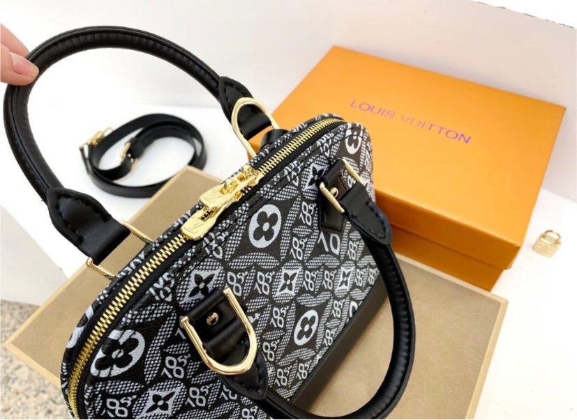 Woman LV shoulder handbag