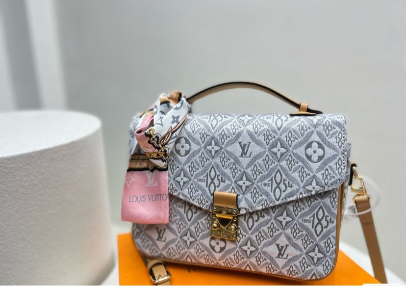 Woman LV shoulder handbag