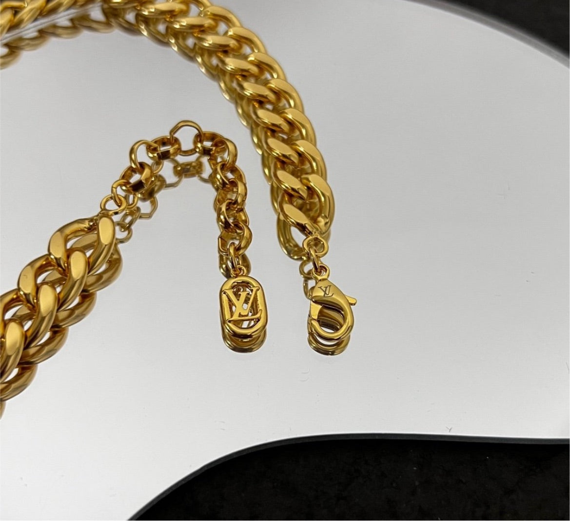 Gold plate LV woman necklace