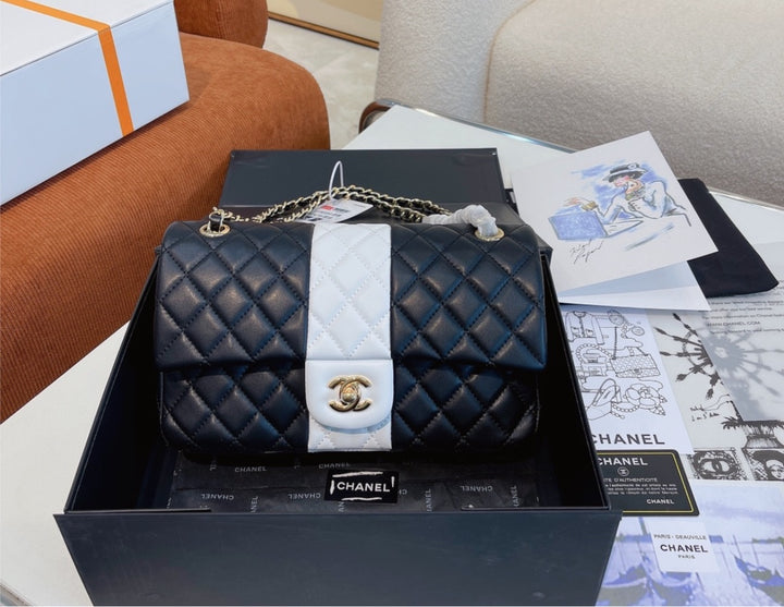 Black/white Chanel woman shoulder bag