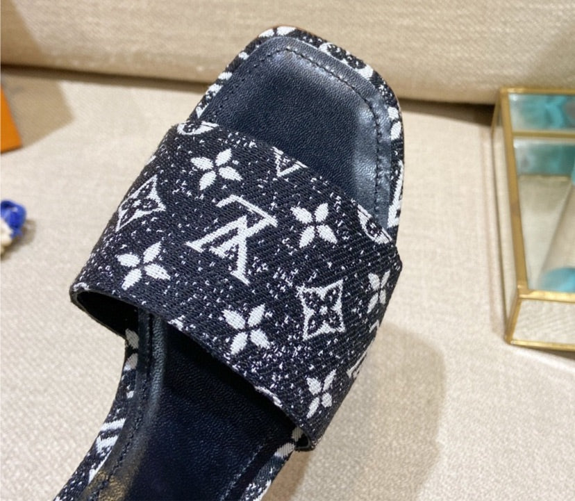 LV woman slide shoes
