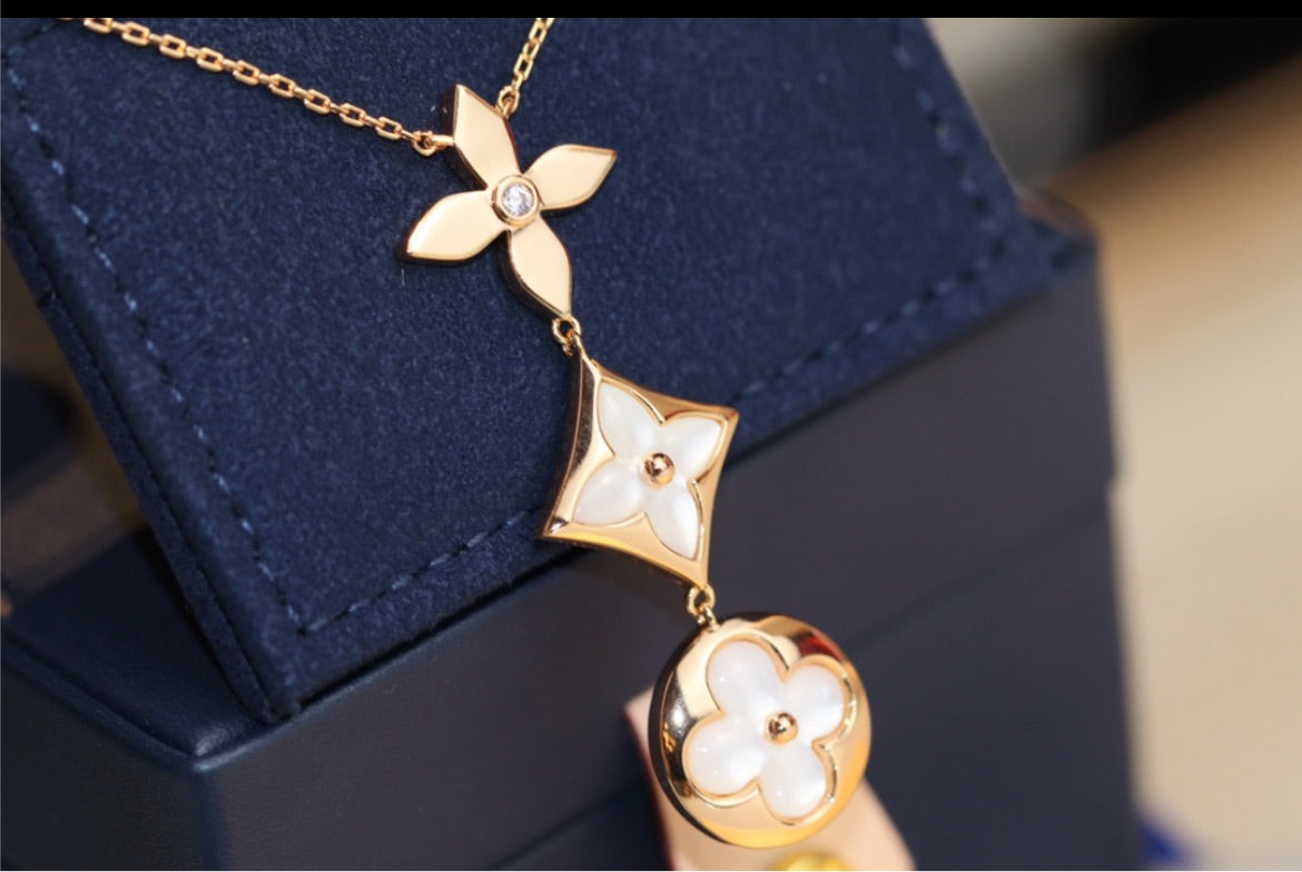 Woman New LV necklace