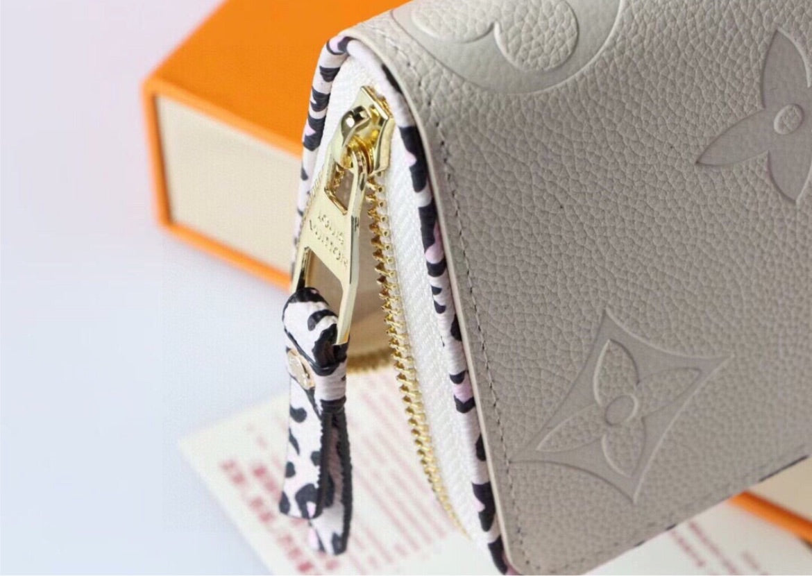LV woman wallet