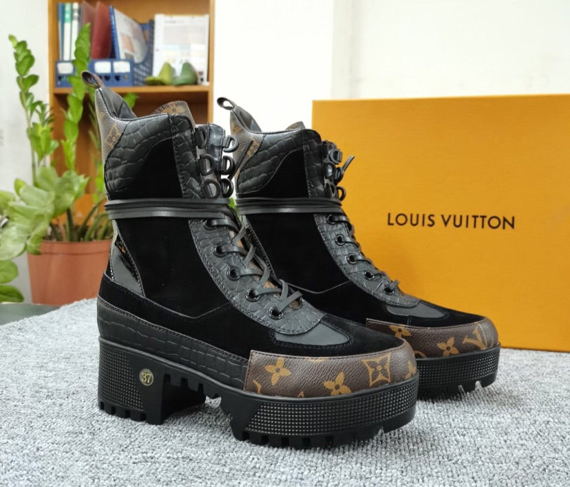 Mid size LV woman boots