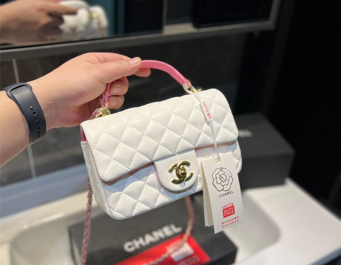 New woman Chanel small shoulder bag