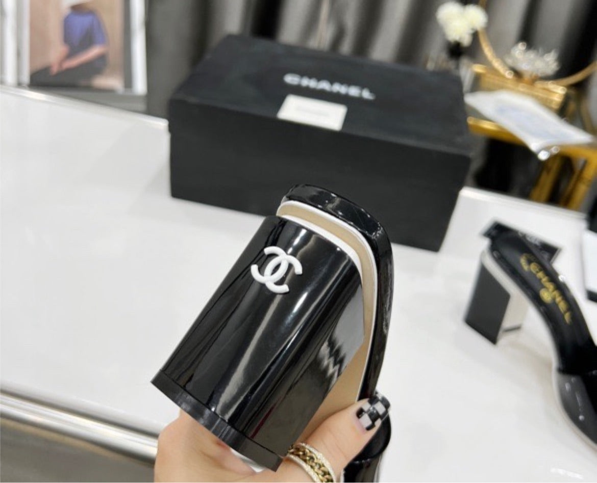 Woman Chanel low heel